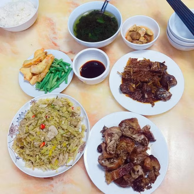 Bên cạnh đó, nhút còn có thể nấu canh cá chua hay canh lạc ăn vừa bùi, vừa chua, vừa thơm rất lạ miệng. Các nguyên liệu để kết hợp với nhút đều rất mộc mạc, dễ kiếm nhưng tạo nên hương vị mới mẻ, thanh thanh, man mát, vô cùng dễ ăn.