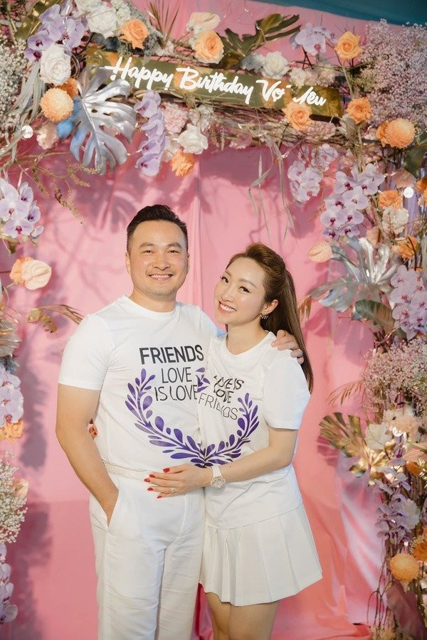 Cặp vợ chồng sao Việt U50-U60 vẫn chăm diện đồ đôi - Hình 8 Cap vo chong sao Viet U50-U60 van cham dien do doi-Hinh-8