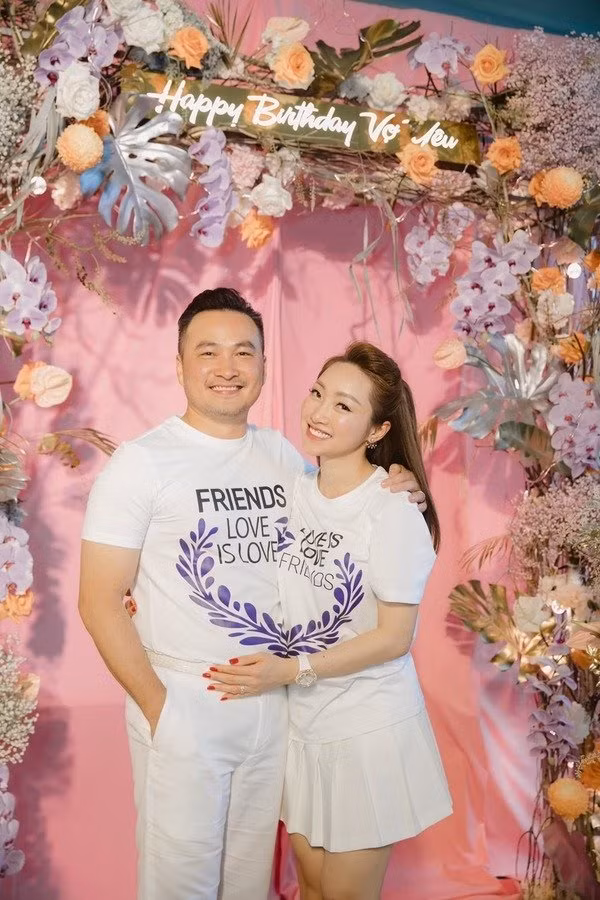 Cap vo chong sao Viet U50-U60 van cham dien do doi-Hinh-8