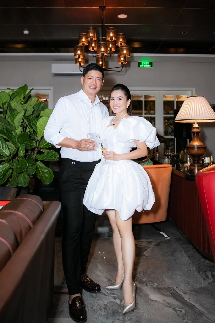 Cặp vợ chồng sao Việt U50-U60 vẫn chăm diện đồ đôi - Hình 2 Cap vo chong sao Viet U50-U60 van cham dien do doi-Hinh-2