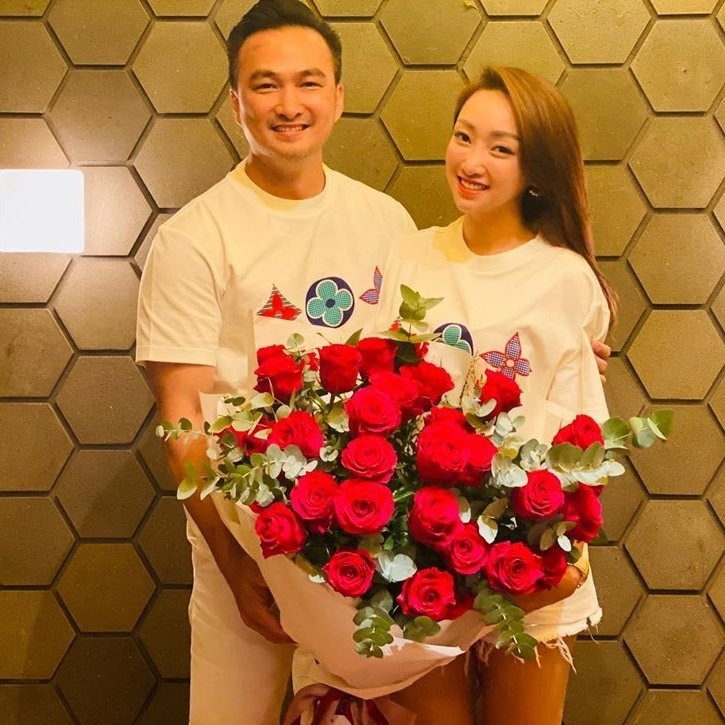 Cặp vợ chồng sao Việt U50-U60 vẫn chăm diện đồ đôi - Hình 9 Cap vo chong sao Viet U50-U60 van cham dien do doi-Hinh-9