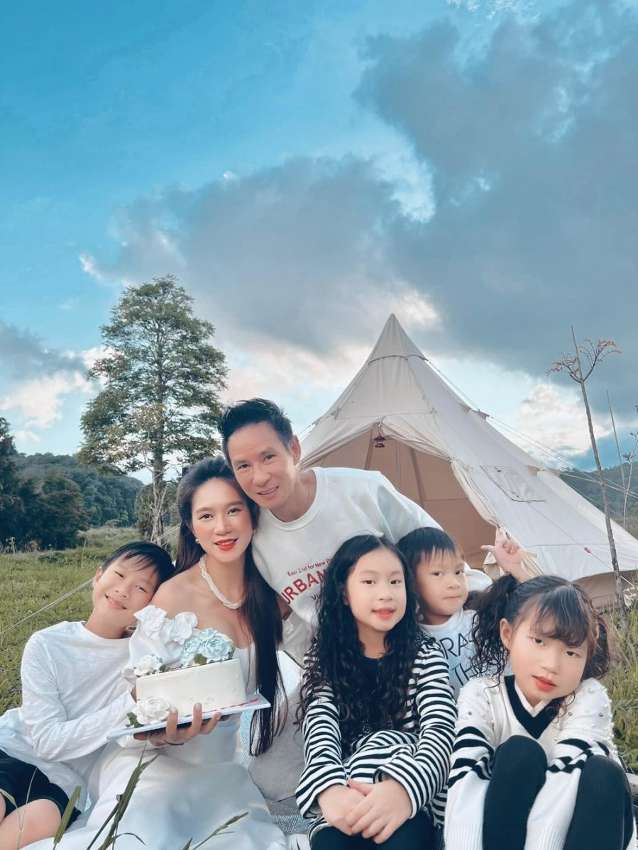 Cặp vợ chồng sao Việt U50-U60 vẫn chăm diện đồ đôi - Hình 11 Cap vo chong sao Viet U50-U60 van cham dien do doi-Hinh-11