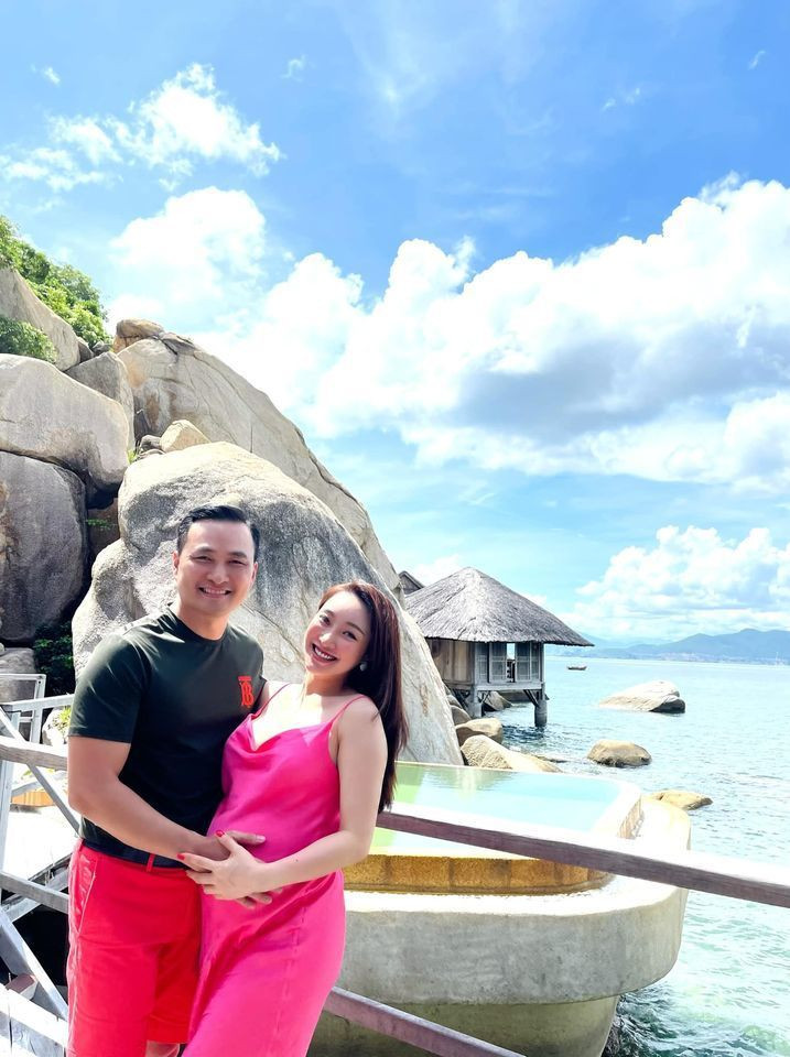 Cặp vợ chồng sao Việt U50-U60 vẫn chăm diện đồ đôi - Hình 10 Cap vo chong sao Viet U50-U60 van cham dien do doi-Hinh-10