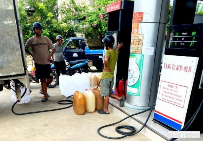 Nhân viên Petrolimex không bán xăng theo can, có đúng quy định? Nhan vien Petrolimex khong ban xang theo can, co dung quy dinh?