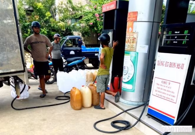 Nhan vien Petrolimex khong ban xang theo can, co dung quy dinh?