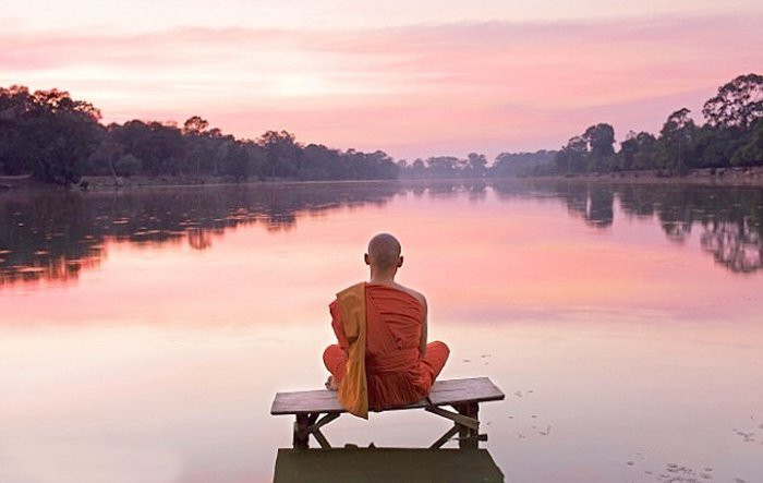 Bởi trái tim là cội nguồn của phước lành, phúc khí có bên bạn hay không là ở tấm lòng của bạn. Những người có cái tâm rộng lớn sẽ không bị ngoại cảnh làm xao động, tấm lòng rộng mở, tâm tư an yên, mỗi ngày đều vui vẻ đối diện cuộc sống, không cố chấp, không để tâm vào những chuyện vụn vặt, tùy duyên bất biến, bất biến tùy duyên.