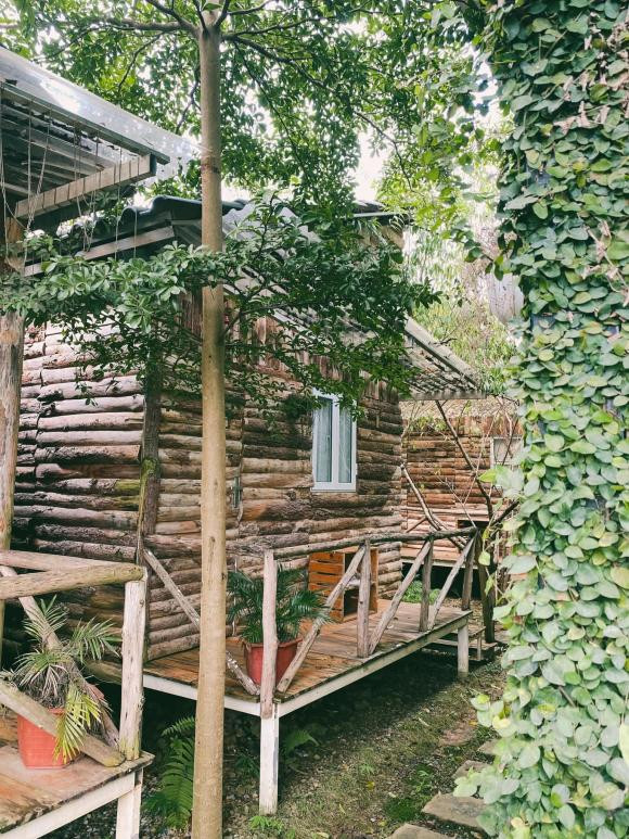 Co gai Ha Noi bo pho len Moc Chau tu xay ngoi nha go-Hinh-4