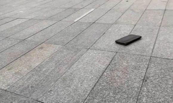 Lúc này, không có giám sát. Vì vậy, khi mọi người thấy ai đó đánh rơi ví, tốt nhất nên đứng từ xa nhắc nhở họ, không nhặt ví đưa cho họ. Vì bây giờ những kẻ dối trá và thủ đoạn của họ rất khôn khéo.