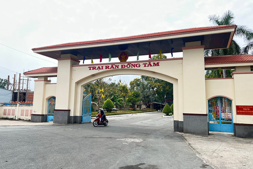 Lạnh người vào nơi nuôi nhiều rắn hổ mang chúa khổng lồ ảnh 20