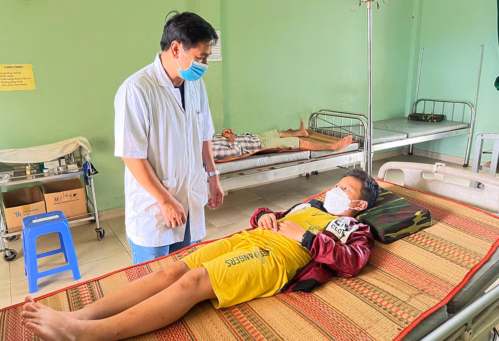 Lạnh người vào nơi nuôi nhiều rắn hổ mang chúa khổng lồ ảnh 18