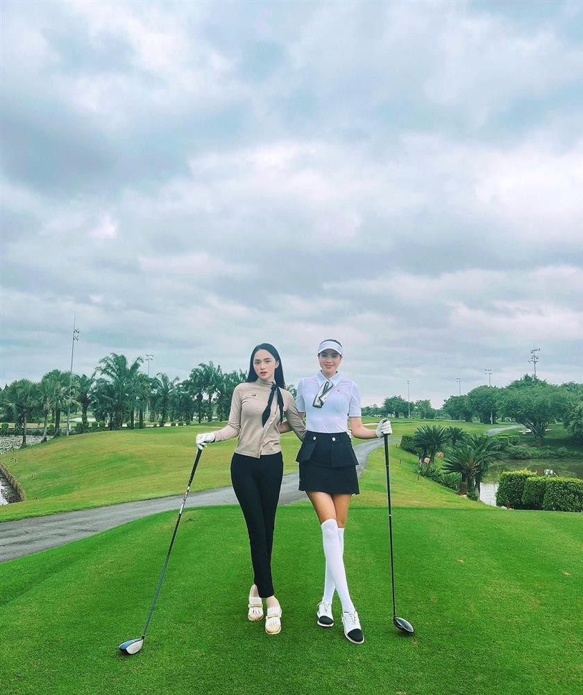 So kè sân golf, Phạm Hương lấn át Hương Giang nhờ chiều cao 1m74 - Hình 2 So ke san golf, Pham Huong lan at Huong Giang nho chieu cao 1m74-Hinh-2