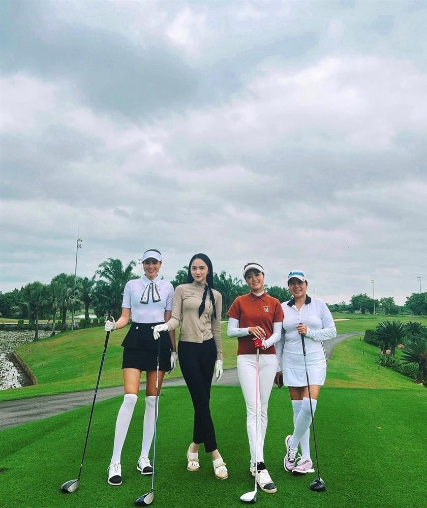 So kè sân golf, Phạm Hương lấn át Hương Giang nhờ chiều cao 1m74 - Hình 3 So ke san golf, Pham Huong lan at Huong Giang nho chieu cao 1m74-Hinh-3