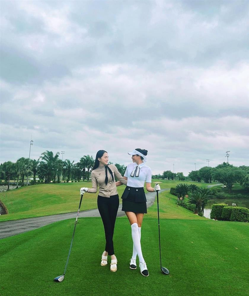So kè sân golf, Phạm Hương lấn át Hương Giang nhờ chiều cao 1m74 So ke san golf, Pham Huong lan at Huong Giang nho chieu cao 1m74