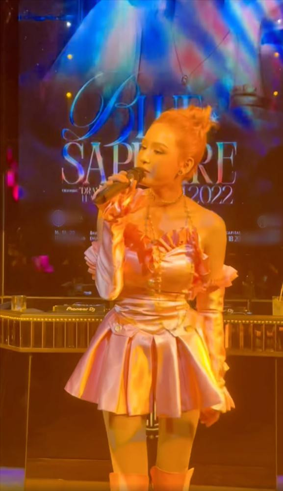 ây là trang phục Hiền Hồ mặc tại một show diễn ở TP.HCM vừa qua