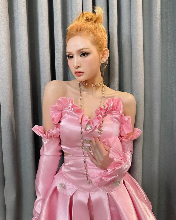 Hiền Hồ mặc váy cũ 1 năm trước, cách tạo dáng gây tranh cãi Hien Ho mac vay cu 1 nam truoc, cach tao dang gay tranh cai