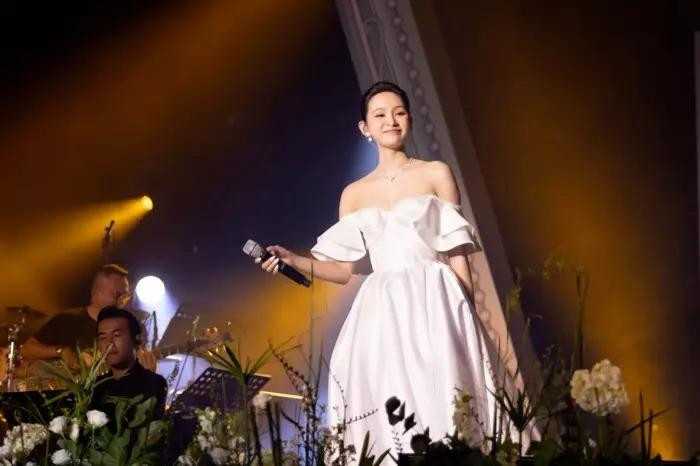 rong lần đầu tiên trở lại hậu drama, Hiền Hồ cũng ưu ái hai thiết kế xòe bồng ấn tượng, tôn lên vẻ dịu dàng