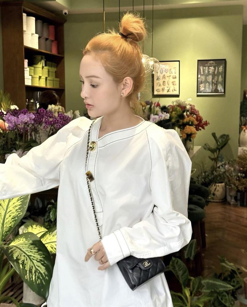 gay cả trang phục đời thường, vốn là người thích những đồ ôm dáng nhưng thời gian gần đây, Hiền Hồ cũng chuyển hướng sang váy áo rộng thùng thình.