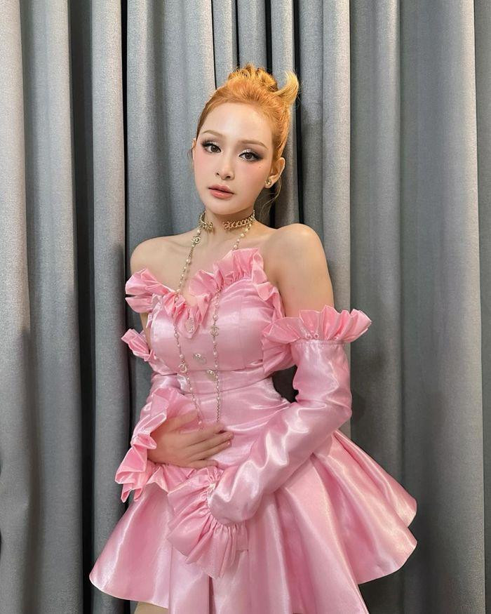 ây chú ý không kém với dân mạng là khoảnh khắc tạo dáng "ôm bụng" của Hiền Hồ. Thời gian qua, người đẹp vướng tin đồn mang thai nên hình ảnh này càng gây nghi hoặc hơn bao giờ hết