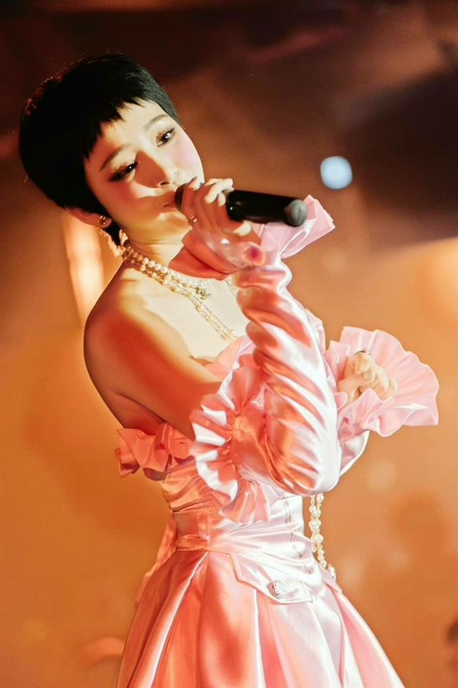 hực tế, chiếc váy này đã được nữ ca sĩ diện từ 1 năm trước, thời điểm chưa xảy ra lùm xùm với người đàn ông đã có vợ khiến cô lao đao. Với thần thái của Hiền Hồ, dù chỉ là đồ mặc lại thì nó vẫn không hề lỗi mốt