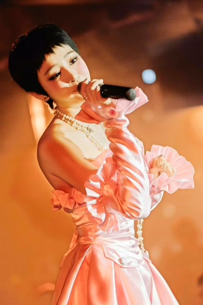 Thực tế, chiếc váy này đã được nữ ca sĩ diện từ 1 năm trước, thời điểm chưa xảy ra lùm xùm với người đàn ông đã có vợ khiến cô lao đao. Với thần thái của Hiền Hồ, dù chỉ là đồ mặc lại thì nó vẫn không hề lỗi mốt