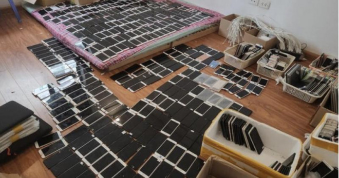 Ém hàng trăm iPhone nhập lậu trong căn hộ chung cư - Hình 2 Em hang tram iPhone nhap lau trong can ho chung cu-Hinh-2