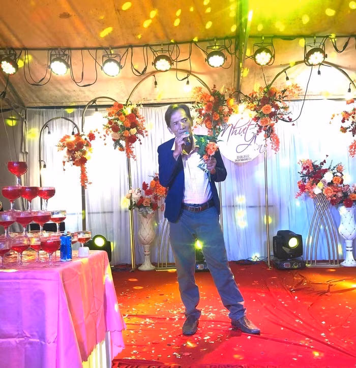 Bất ngờ mức cát-sê của nghệ sĩ Thương Tín khi đi hát đám cưới - Hình 3 Bat ngo muc cat-se cua nghe si Thuong Tin khi di hat dam cuoi-Hinh-3