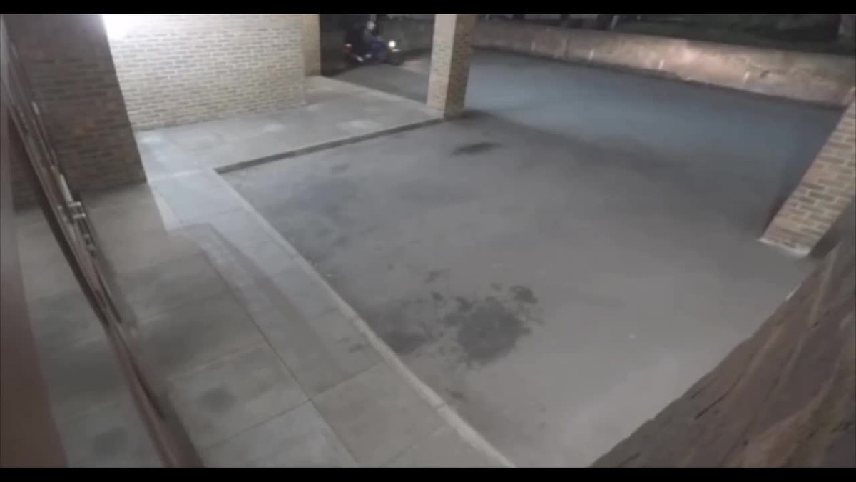 Di trom, thanh nien bi dong bon nem gach trung dau va cai ket