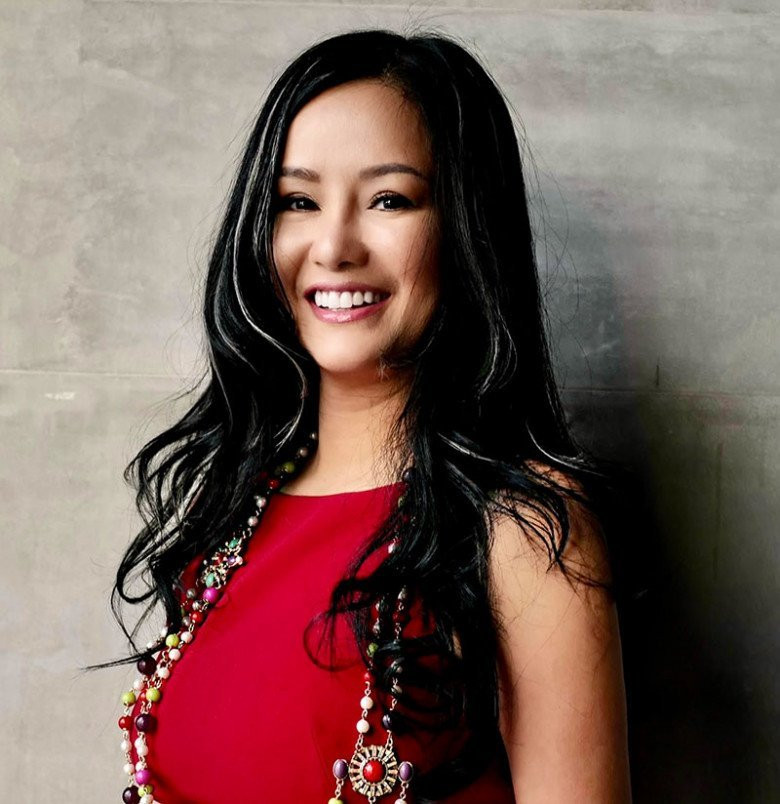 Diva Hồng Nhung để tóc đơn giản vẫn hack tuổi trẻ trung - Hình 2 Diva Hong Nhung de toc don gian van hack tuoi tre trung-Hinh-2