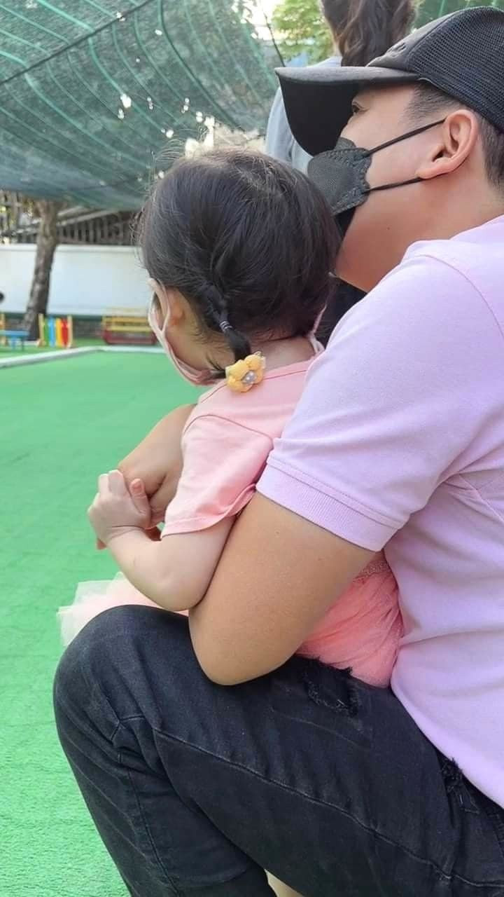 Khoảnh khắc đáng yêu của Trường Giang khi đưa con đi học Khoanh khac dang yeu cua Truong Giang khi dua con di hoc