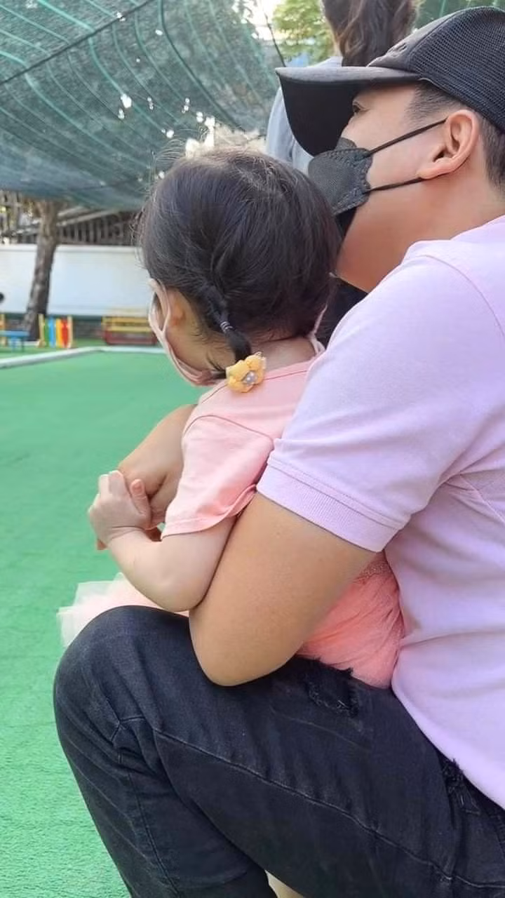 Khoanh khac dang yeu cua Truong Giang khi dua con di hoc