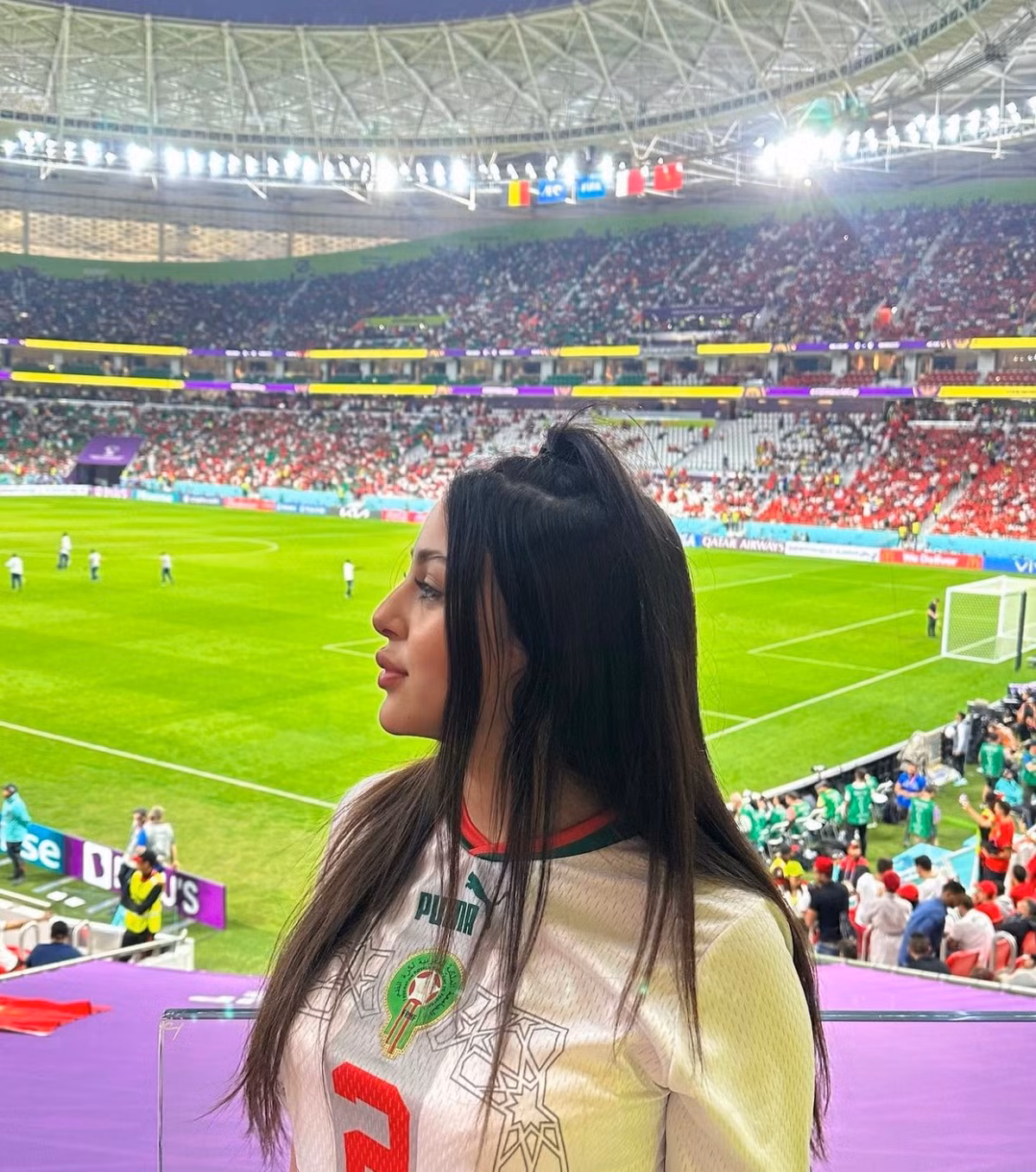 Người đẹp đến từ Bắc Phi luôn chọn những trang phục kín đáo với áo phông và quần dài, đúng theo văn hoá và luật lệ của Qatar khi xuất hiện trong các trận đấu. Dù vậy, vẻ đẹp lôi cuốn của cô nàng vẫn nhanh chóng thu hút sự chú ý.