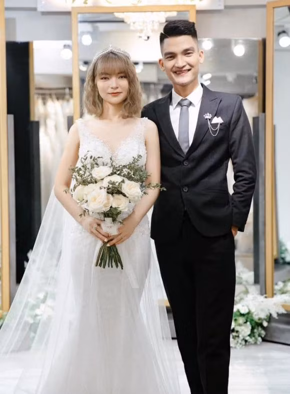 Vợ Mạc Văn Khoa nức nở kể lại chuyện bị fan của chồng chửi ảnh 4 Vợ Mạc Văn Khoa nức nở kể lại chuyện bị fan của chồng chửi ảnh 4