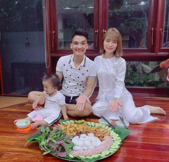 Vợ Mạc Văn Khoa nức nở kể lại chuyện bị fan của chồng chửi ảnh 6