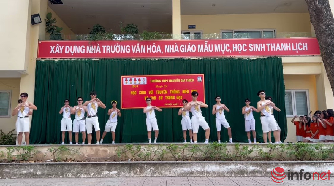 Nhom nam sinh mac ao yem, nhay truoc toan truong gay 'bao' mang