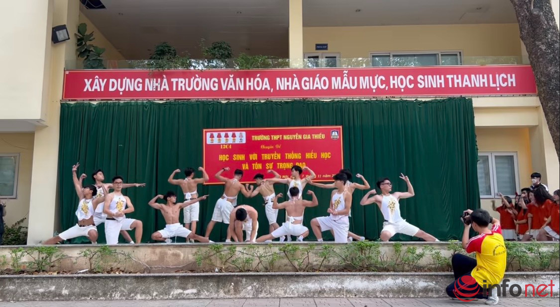 Nhom nam sinh mac ao yem, nhay truoc toan truong gay 'bao' mang-Hinh-4