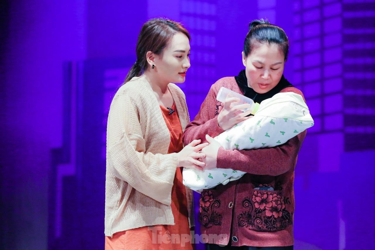 Sau gần hai năm tạm nghỉ hoạt động nghệ thuật để lo cho tổ ấm, cuối tháng 4 diễn viên Bảo Thanh trở lại sân khấu kịch với vở Bản danh sách điệp viên do NSND Lê Hùng đạo diễn. Bảo Thanh lựa chọn rời xa sân khấu Nhà Hát tuổi trẻ khoảng năm 2016 khi đang đứng trước cơ hội chín về nghề, những vai diễn thử thách bản lĩnh sân khấu của nữ diễn viên trẻ. Ảnh: TRỌNG TÀI.