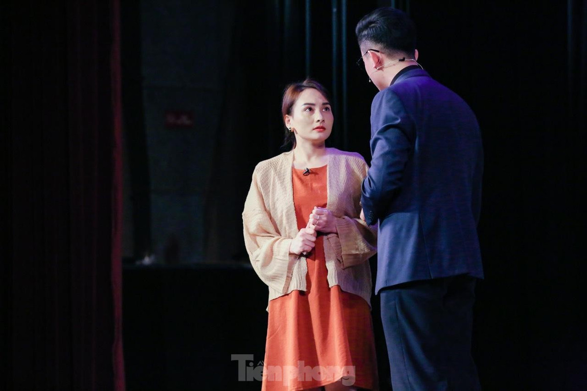 Chia sẻ với Tiền Phong, Bảo Thanh nói ánh đèn sân khấu có sức hút khó lý giải. “Có lẽ vì tôi vẫn yêu sân khấu. Khi trở lại, tôi bồi hồi và muốn được bắt tay vào vở diễn ngay”, Bảo Thanh tâm sự. Cô chọn đầu quân cho Nhà hát Công an Nhân dân. Từ lâu, nữ diễn viên khao khát khoác lên mình bộ cảnh phục. Ảnh: TRỌNG TÀI.