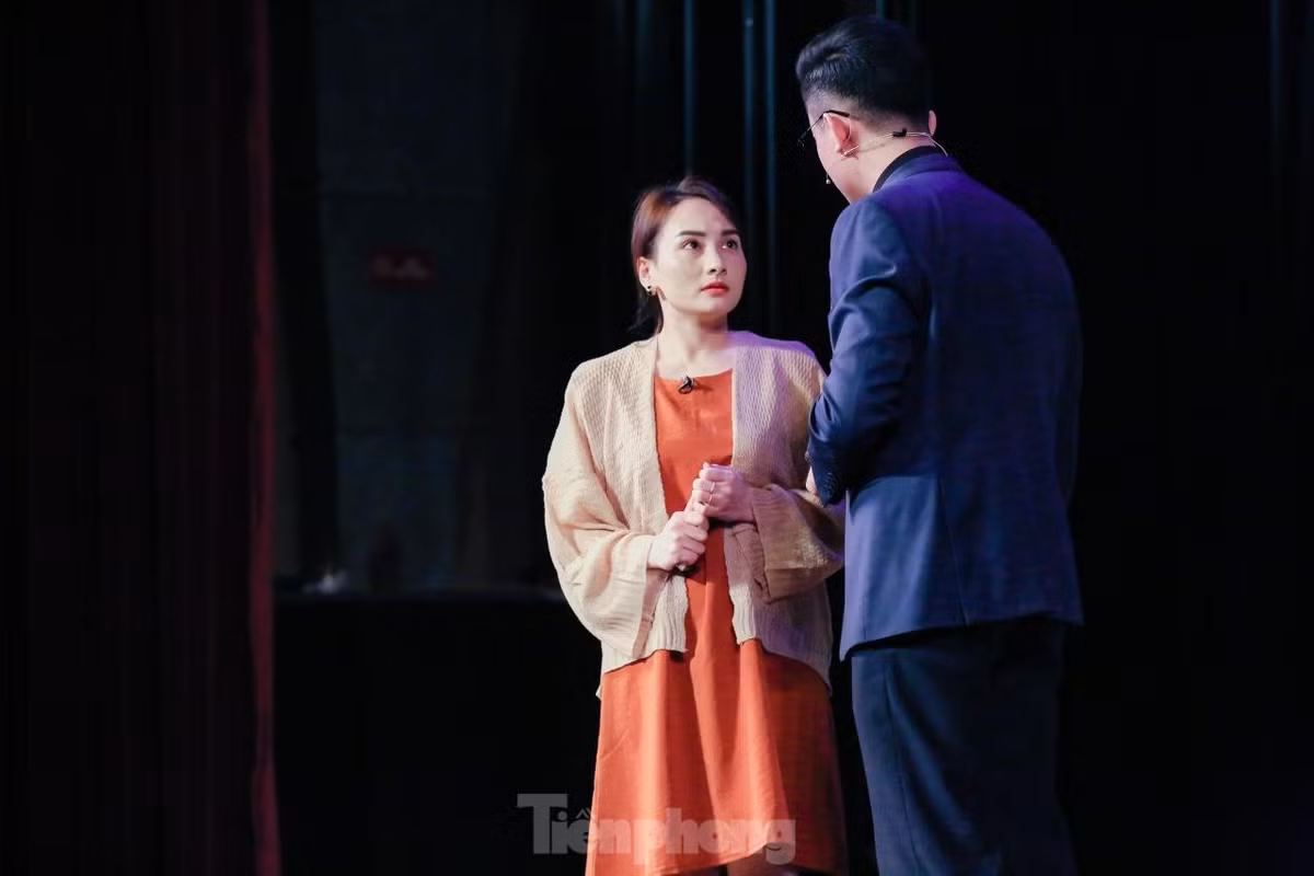 Chia sẻ với Tiền Phong, Bảo Thanh nói ánh đèn sân khấu có sức hút khó lý giải. “Có lẽ vì tôi vẫn yêu sân khấu. Khi trở lại, tôi bồi hồi và muốn được bắt tay vào vở diễn ngay”, Bảo Thanh tâm sự. Cô chọn đầu quân cho Nhà hát Công an Nhân dân. Từ lâu, nữ diễn viên khao khát khoác lên mình bộ cảnh phục. Ảnh: TRỌNG TÀI.