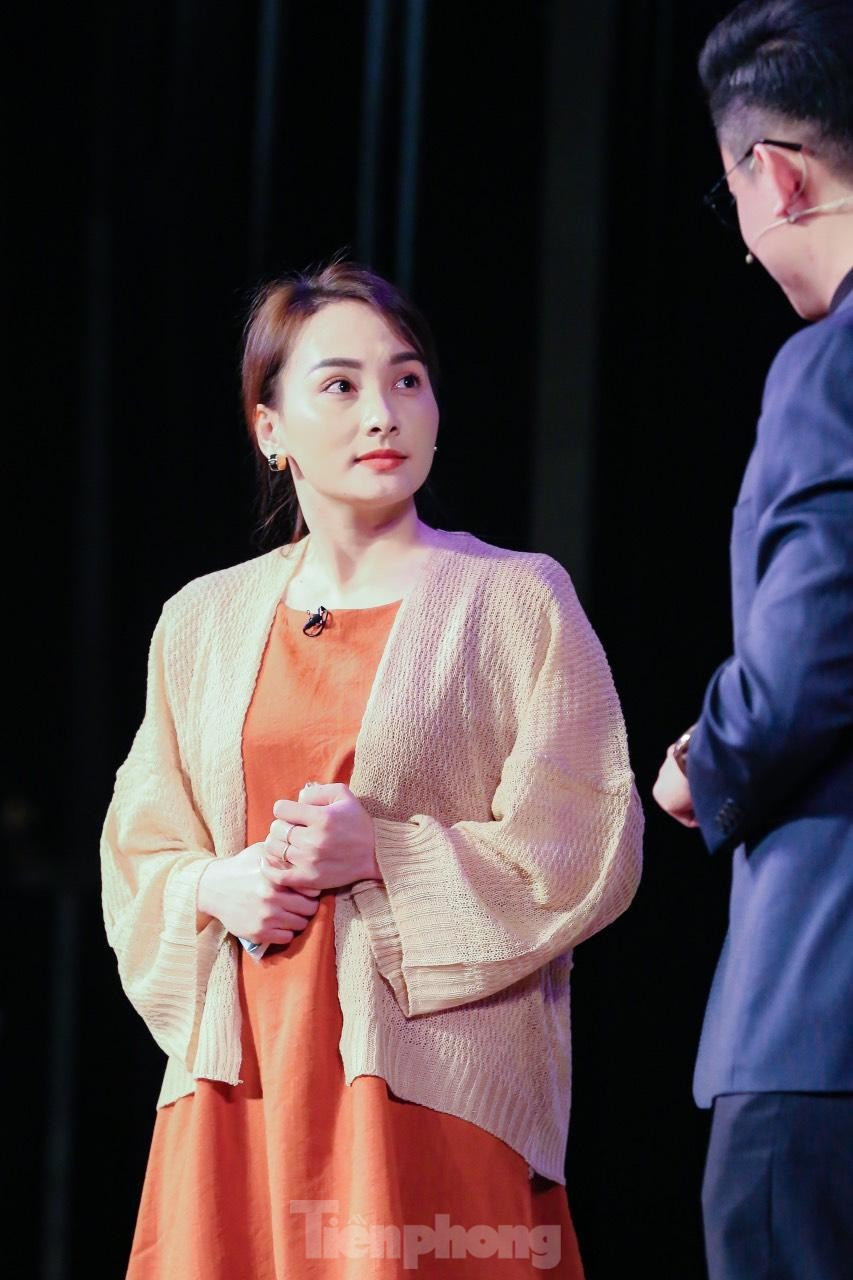 Bảo Thanh không mất quá nhiều thời gian để bắt nhịp lại với ánh đèn sân khấu, dù thời gian này cô khá bận rộn khi vừa tập các vở diễn, vừa làm mẹ bỉm sữa. Bảo Thanh dồn tâm huyết để tiếp tục thăng hoa trên thánh đường nghệ thuật. Rời sân khấu để dành thời gian đóng phim, hy sinh niềm đam mê cho gia đình, nhưng cuối cùng Bảo Thanh lại không thoát được sự mê hoặc của sân khấu và lựa chọn trở lại. Ảnh: TRỌNG TÀI.