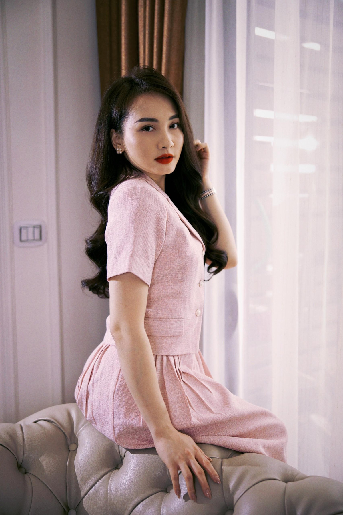 Dù rất nhớ nghề, Bảo Thanh vẫn muốn dành trọn vẹn thời gian chăm sóc tổ ấm nhỏ sau khi sinh bé thứ hai vào tháng 5 năm 2021. Hai vợ chồng cô luôn thể hiện niềm hạnh phúc đong đầy với gia đình nhỏ có cậu con trai đầu lòng hoạt bát, "công chúa nhỏ" hơn một tuổi. Nữ diễn viên nói vui rằng cô cũng cần thời gian lấy lại vóc dáng để tự tin hơn khi trở lại làm nghề. Ảnh: NVCC.