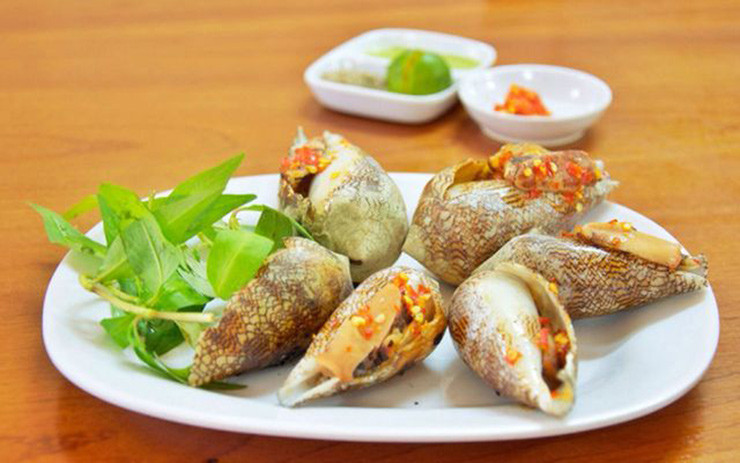 Hiện ốc nhảy trong tự nhiên khan hiếm hơn trước, lại là đặc sản lạ được ưa chuộng nên giá cả vì thế mà ngày càng đắt đỏ.