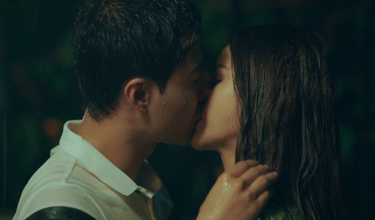 Trong phim, Thanh Sơn vào vai đại uý công an Vũ, có cuộc tình lãng mạn với Lam (Lương Thu Trang), một dược sĩ từng đi học ở nước ngoài về.