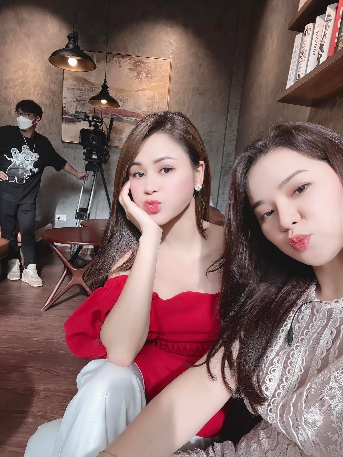 Ngoài đời cô và diễn viên Linh Hương là bạn thân. Cả hai cùng tham gia phim Đấu trí.