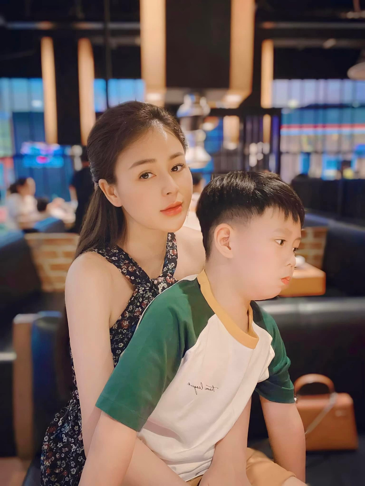 Ly hôn khá sớm, Lương Thu Trang nhiều năm qua làm mẹ đơn thân và hay chia sẻ hình ảnh con trai trên mạng xã hội.