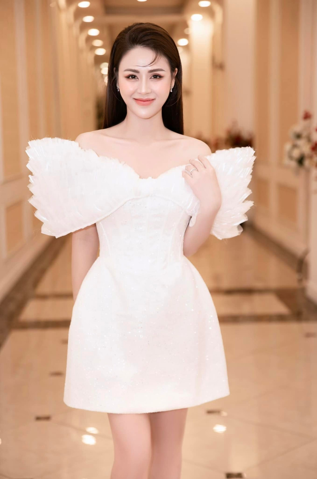 Lương Thu Trang luôn đầu tư về trang phục cầu kỳ và trang điểm cẩn thận khi đi sự kiện.