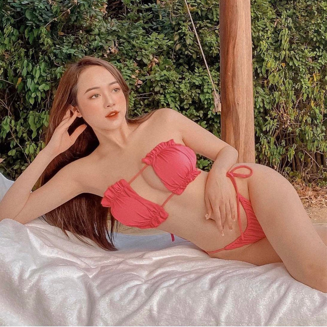 Những bức ảnh được cô nàng đăng tải trên trang cá nhân luôn thú hút hàng ngàn lượt yêu thích nhờ gương mặt xinh xắn với những đường nét hài hòa, thanh tú, ngũ quan hoàn hảo.