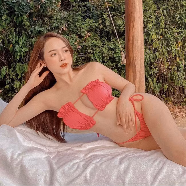 Những bức ảnh được cô nàng đăng tải trên trang cá nhân luôn thú hút hàng ngàn lượt yêu thích nhờ gương mặt xinh xắn với những đường nét hài hòa, thanh tú, ngũ quan hoàn hảo.