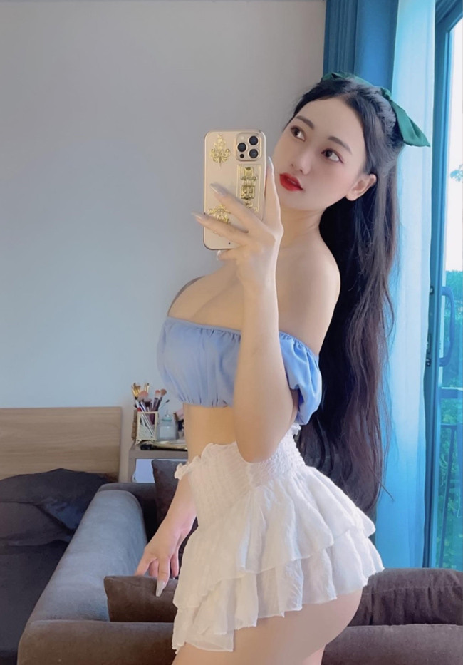 Áo croptop kết hợp với chân váy ngắn là outfit mà mọi cô gái đều yêu thích mặc vào mùa hè, Dạ Thảo cũng không ngoại lệ.