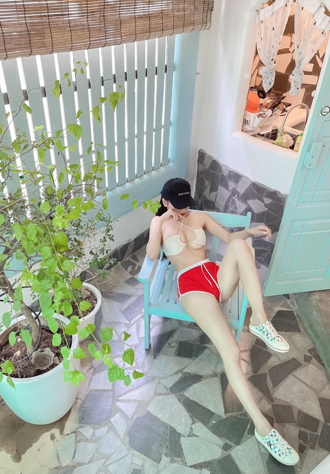 Chiếc quần gym ngắn, được cô kết hợp với áo ngực, tạo nên một tổng thể vừa sexy mà không kém phần cá tính.