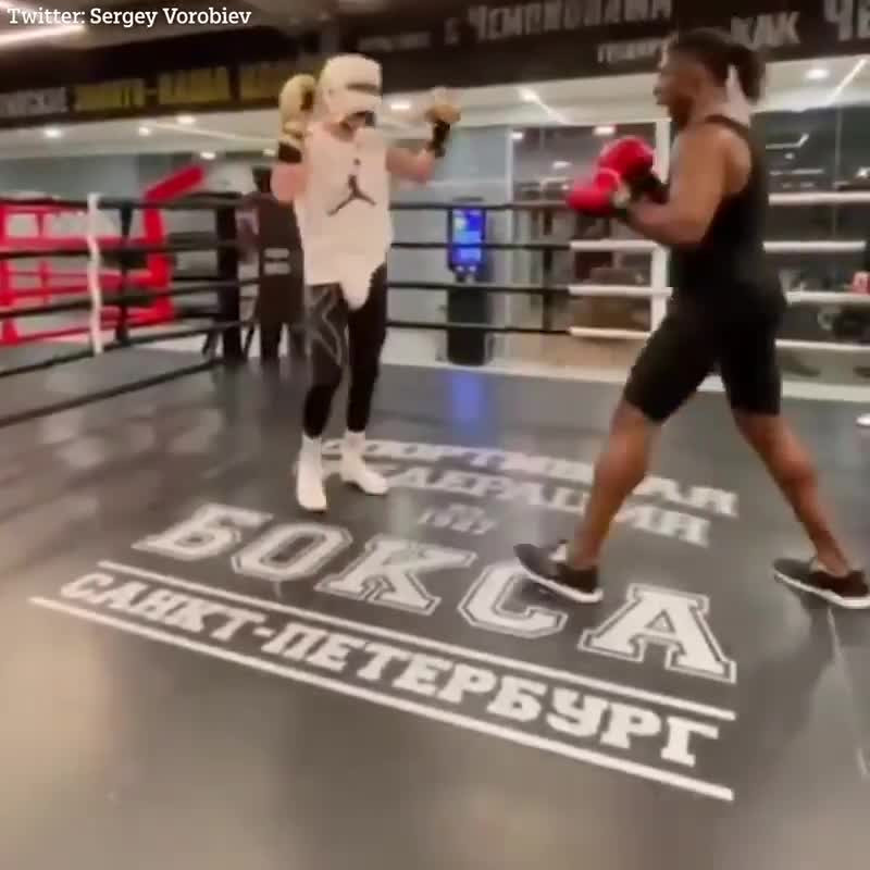 Đứng yên cho đối thủ ra đòn, người đàn ông nhận kết đắng Dung yen cho doi thu ra don, nguoi dan ong nhan ket dang